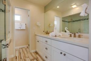 een badkamer met 2 wastafels en een grote spiegel bij The Mermaid House in San Diego