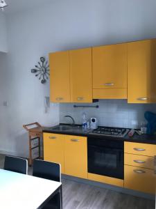 Kuchyň nebo kuchyňský kout v ubytování Appartamento Trilocale Mondello