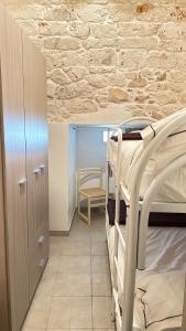 um pequeno quarto com 2 beliches em Dimora Nunzia em Carovigno