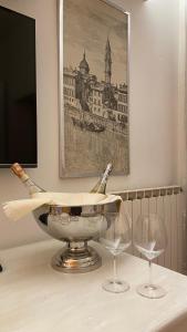 una botella de champán en un tazón en una mesa con dos copas en Studio Apartment with Terrace - Parking, en Florencia