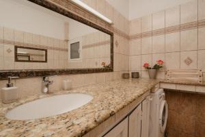 A bathroom at Yanna's Sea View Holiday House Close to Corfu Town