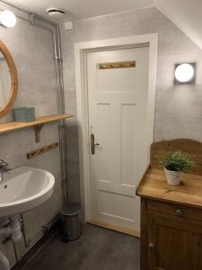 uma casa de banho com uma porta branca e um lavatório em Villa Linneryd 1 em Linneryd