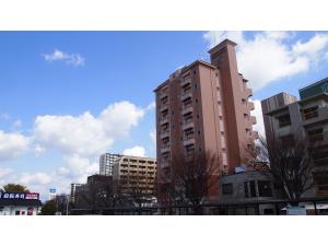 un grupo de edificios altos en una ciudad en Toss Station Hotel Matsuzaka - Vacation STAY 52236v, en Tosu