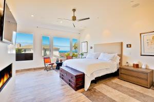 um quarto com uma cama grande e uma lareira em Dolphin Sunset em San Diego