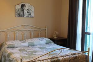 een bed met een dekbed in een slaapkamer bij Casa Riva in Terni