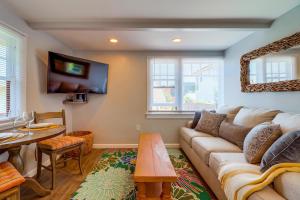 ein Wohnzimmer mit Sofa und Tisch in der Unterkunft Bette's Bungalow in San Diego