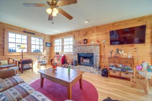 sala de estar con sofá y chimenea en Waynesville Vacation Rental with Mountain Views!, en Waynesville