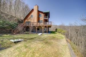 una casa en una colina con un barco en el patio en Waynesville Vacation Rental with Mountain Views!, en Waynesville