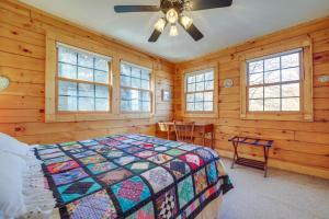1 dormitorio con 1 cama y ventilador de techo en Waynesville Vacation Rental with Mountain Views!, en Waynesville