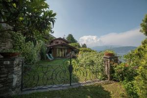 una puerta a un jardín con una casa en el fondo en Villa Gia, en Stresa