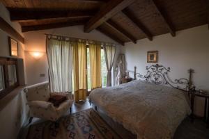 una camera con letto, sedia e finestre di Villa Gia a Stresa