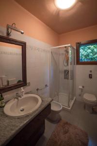 bagno con lavandino, doccia e servizi igienici di Villa Gia a Stresa