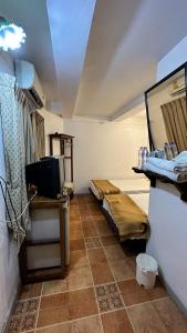 Habitación con 2 camas y espejo. en Relax Guest House, en Patong Beach