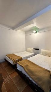 Habitación con 2 camas en Relax Guest House, en Patong Beach