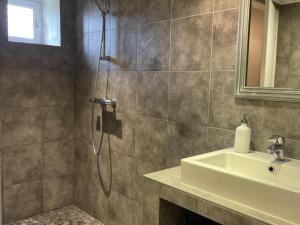 Ένα μπάνιο στο Maison de campagne charmante avec jardin, animaux acceptés - FR-1-489-64