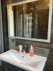een witte wastafel in een badkamer met een spiegel bij Brookfield House Warcop in Warcop