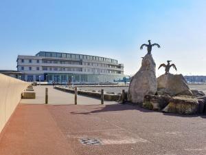 a statue of two people on rocks on the beach at Mere House in Morecambe