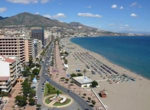 a view of a beach and the ocean at Apartamento amplio y céntrico in Fuengirola
