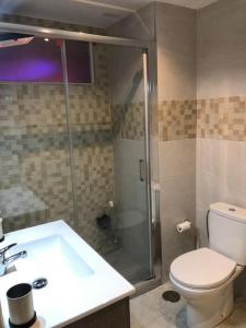 a bathroom with a shower and a toilet and a sink at Apartamento amplio y céntrico in Fuengirola