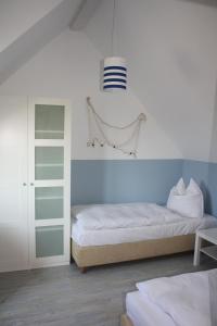Un pat sau paturi într-o cameră la Ferienhaus Buhne V