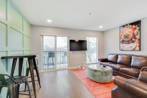 纳什维尔The Cumberland Condo的客厅里有一张沙发和一张桌子。