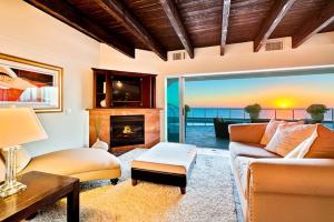sala de estar con sofá y chimenea en Celebrity Oceanfront Estate, en San Diego