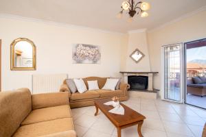 A seating area at Yanna's Sea View Holiday House Close to Corfu Town