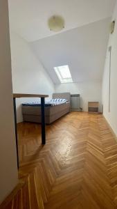 - une chambre avec un lit et une table dans l'établissement Apartments DS, à Osijek