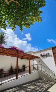 un edificio con un balcón con flores. en Lindo vista mar na Praia do Buracão - Rio Vermelho, en Salvador