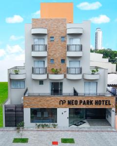 un gran edificio con un hotel sin parque en NEO PARK HOTEL en Maringá