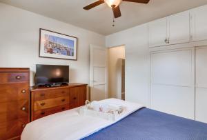 Schlafzimmer mit einem Bett und einem Flachbild-TV in der Unterkunft Serenity at Sunset Cliffs in San Diego