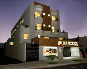 duży budynek z napisem, który czyta ip następna gra muzyka w obiekcie NEO PARK HOTEL w mieście Maringá