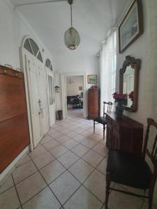 una camera con corridoio, specchio e sedia di Rosa&Mario Lake House a Verbania