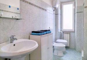 bagno bianco con lavandino e servizi igienici di Lemon Casa con giardino a Monterotondo