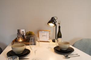 a table with glasses and a bottle of wine on it at Gastenverblijf De Weldadigheid in Eesveen
