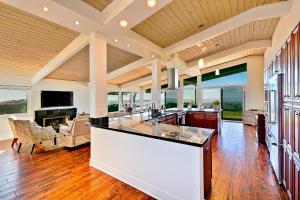 聖地牙哥的住宿－Pacifica View，开放式厨房和客厅,享有海景