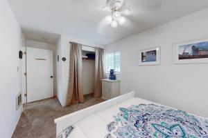 Habitación blanca con cama y ventana en Bay Bliss #1, en Reedsport