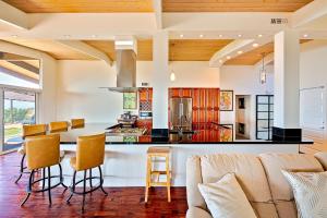 聖地牙哥的住宿－Pacifica View，厨房以及带桌椅的起居室。