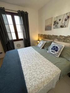 sypialnia z dużym łóżkiem z poduszkami w obiekcie Sun Beach 89 w mieście Caleta De Fuste