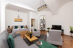 sala de estar con sofá y TV en Szabadság tér Apartment en Veszprém
