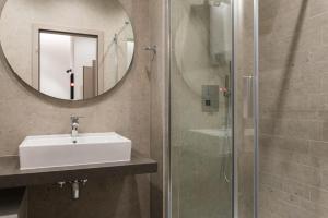 een badkamer met een wastafel en een spiegel bij Seascape Luxury Rooms in Split