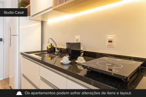 eine Küche mit einer Spüle und einer Arbeitsplatte in der Unterkunft Smart Charlie Parque Augusta Mackenzie in São Paulo