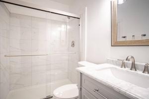 Vannituba majutusasutuses “Hole in the Bottle” Dog-Friendly Retreat Near Wineries/Spire/GOTL +9 fotot