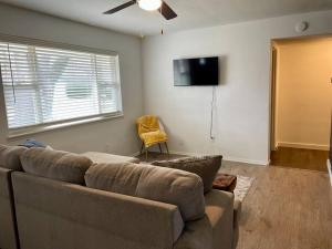 Televiisor ja/või meelelahutuskeskus majutusasutuses “Hole in the Bottle” Dog-Friendly Retreat Near Wineries/Spire/GOTL