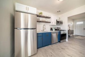 Köök või kööginurk majutusasutuses “Hole in the Bottle” Dog-Friendly Retreat Near Wineries/Spire/GOTL