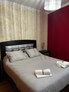 een slaapkamer met een groot bed en 2 handdoeken bij Casa del tiempo in Vecindario