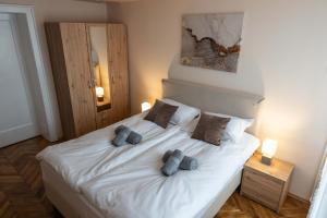 een slaapkamer met een wit bed met 2 kussens bij Key Apartments in Novi Sad