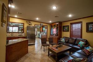 sala de estar con sofá y cocina en Calcasieu Lodge, en Hackberry