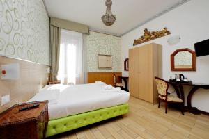 Pokój hotelowy z łóżkiem i biurkiem w obiekcie Sonnino Suite w Rzymie