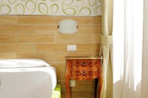 uma casa de banho com um WC, uma mesa e uma janela em Sonnino Suite em Roma